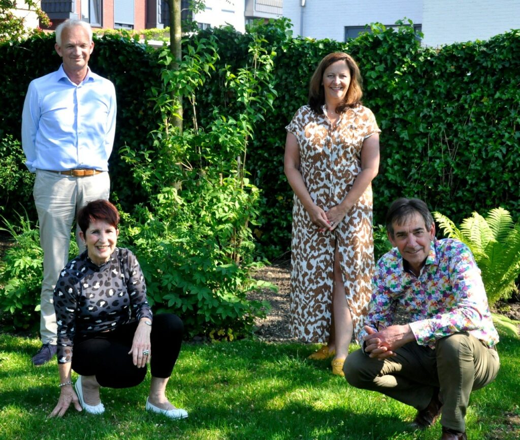 Ondertekening samenwerkingsovereenkomst Stichting de Iris en Amerpoort vlnr Alfons Klarenbeek, Elly Heijstek, Els van Maurik en Paul Willems